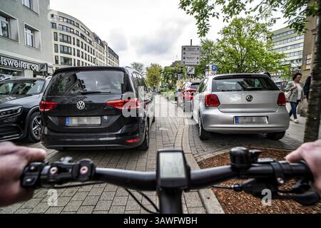 Cyclisme en ville, rue du centre-ville, piste cyclable, les vélos ont la priorité, circulation à deux voies avec des voitures garées des deux côtés, perspective des cyclistes, ES Banque D'Images