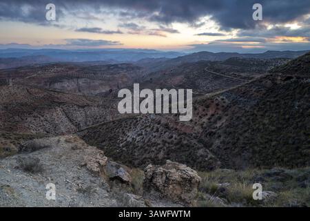 Lever du soleil, paysage de désert vallonné avec végétation sèche, désert de Gorafe, semi-désert, Grenade, Andalousie, Espagne, Europe Banque D'Images