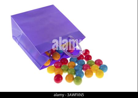 Sac de bonbons violet avec boules de chewing-gum colorées Banque D'Images