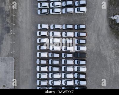 Olza, Italie 1er avril 2025 Panorama aérien capturant des rangées de véhicules nouvellement importés alignés dans le parking des douanes italiennes, en attente de dédouanement et de taxe p Banque D'Images