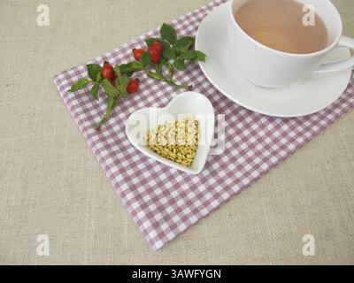 Une tasse de thé aux graines de rose musquée avec des graines de rose musquée Banque D'Images