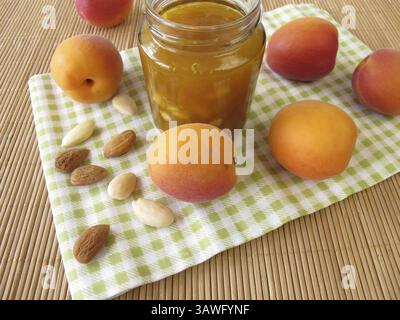 Confiture d'abricots maison aux amandes Banque D'Images
