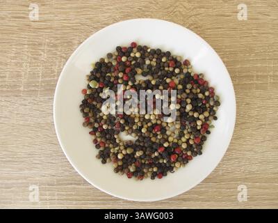 Mélange coloré de poivre sur une assiette Banque D'Images