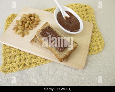 Pain avec crème au chocolat aux cacahuètes salées Banque D'Images