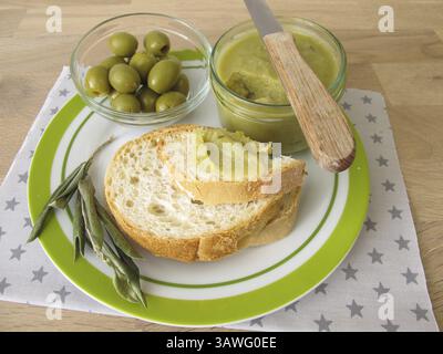 Baguette avec confiture d'olives vertes Banque D'Images