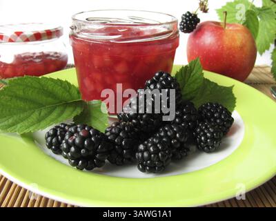 Confiture maison de mûres et de pommes Banque D'Images
