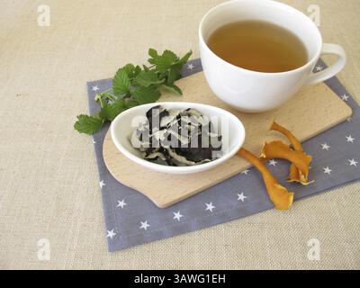 Thé aux feuilles de mûre aromatisé, thé noir à base de feuilles de mûre fermentées et d'oranges séchées Banque D'Images