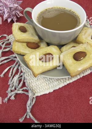 Biscuits au pain d'épices et une tasse de café Banque D'Images