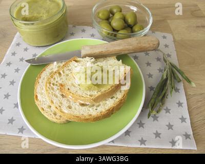 Baguette avec confiture d'olives vertes Banque D'Images