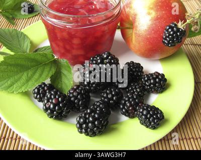 Confiture maison de mûres et de pommes Banque D'Images