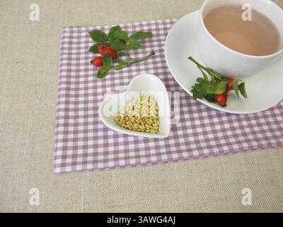 Une tasse de thé aux graines de rose musquée avec des graines de rose musquée Banque D'Images