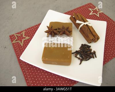 Savon naturel fait maison avec un parfum de Noël de cannelle, d'anis étoilé et de clou de girofle Banque D'Images