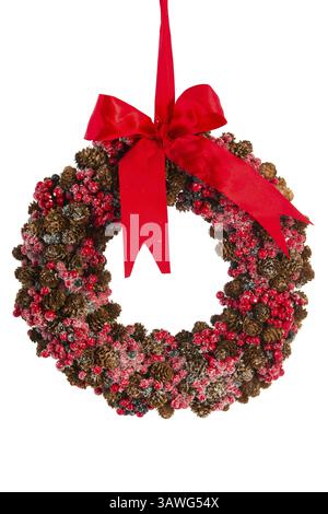 Couronne de Noël à partir de pommes de pin et baies rouges Banque D'Images