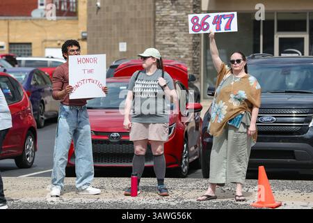 Williamsport, États-Unis. 19 avril 2025. Les gens tiennent des pancartes alors qu’ils protestent contre les politiques et les actions du président Donald Trump et de son administration. Crédit : SOPA images Limited/Alamy Live News Banque D'Images