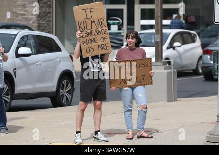 Williamsport, États-Unis. 19 avril 2025. Les gens tiennent des pancartes alors qu’ils protestent contre les politiques et les actions du président Donald Trump et de son administration. Crédit : SOPA images Limited/Alamy Live News Banque D'Images