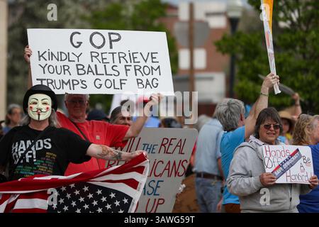 Williamsport, États-Unis. 19 avril 2025. Les gens tiennent des pancartes alors qu’ils protestent contre les politiques et les actions du président Donald Trump et de son administration. Crédit : SOPA images Limited/Alamy Live News Banque D'Images