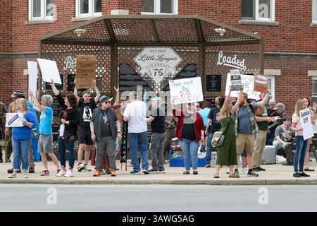 Williamsport, États-Unis. 19 avril 2025. Les gens tiennent des pancartes alors qu’ils protestent contre les politiques et les actions du président Donald Trump et de son administration. Crédit : SOPA images Limited/Alamy Live News Banque D'Images