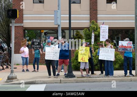 Williamsport, États-Unis. 19 avril 2025. Les gens tiennent des pancartes alors qu’ils protestent contre les politiques et les actions du président Donald Trump et de son administration. Crédit : SOPA images Limited/Alamy Live News Banque D'Images