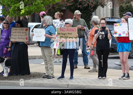 Williamsport, États-Unis. 19 avril 2025. Les gens tiennent des pancartes alors qu’ils protestent contre les politiques et les actions du président Donald Trump et de son administration. Crédit : SOPA images Limited/Alamy Live News Banque D'Images