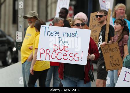 Williamsport, États-Unis. 19 avril 2025. Les gens qui tiennent des pancartes protestent contre les politiques et les actions du président Donald Trump et de son administration. Crédit : SOPA images Limited/Alamy Live News Banque D'Images