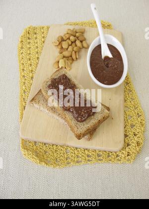 Pain avec crème au chocolat aux cacahuètes salées Banque D'Images