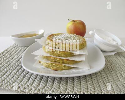 Crêpes de pommes de terre maison avec sauce aux pommes Banque D'Images