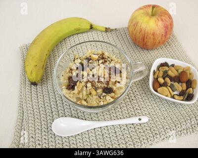 Crumble mug gâteau avec banane, pomme, chocolat et noix Banque D'Images
