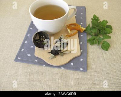Thé aux feuilles de mûre aromatisé, thé noir à base de feuilles de mûre fermentées et d'oranges séchées Banque D'Images