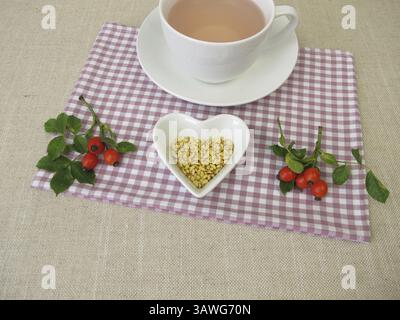 Une tasse de thé aux graines de rose musquée avec des graines de rose musquée Banque D'Images