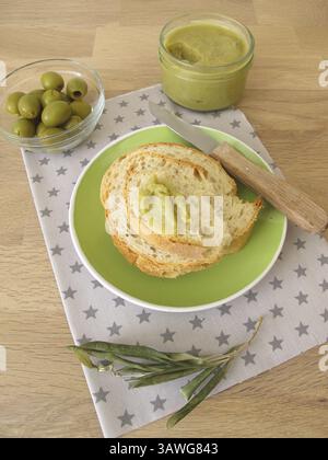 Baguette avec confiture d'olives vertes Banque D'Images