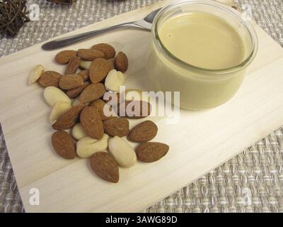 Beurre d'amande et amandes Banque D'Images