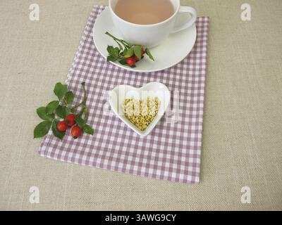 Une tasse de thé aux graines de rose musquée avec des graines de rose musquée Banque D'Images