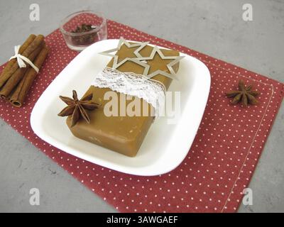 Savon naturel fait maison avec un parfum de Noël de cannelle, d'anis étoilé et de clou de girofle Banque D'Images