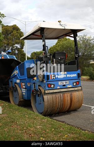Vue arrière d'un rouleau tandem bleu BOMAG BW 138 AD stationné sur le bord d'une route Banque D'Images