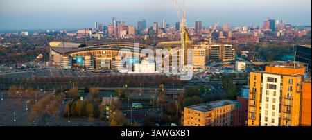 Image aérienne panoramique du stade Etihad (Manchester City FC) et de la ligne d'horizon de la ville touchée par le lever du soleil du matin. Banque D'Images