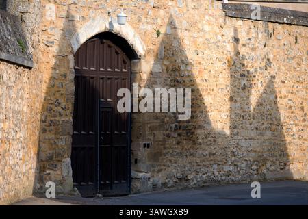 Portes et ombres sur un mur au Christ Church College, Oxford. Fondé en 1546 par le roi Henri VIII, ce collège ancien et respecté est une fondation commune unique de l'université et de la cathédrale du diocèse d'Oxford, Christ Church Cathedral, qui sert également de chapelle du collège et dont le doyen est également le directeur du collège. Ce grand collège opulent reste l'un des plus anciens, des plus riches et des plus aristocratiques des collèges universitaires d'Oxford. Banque D'Images