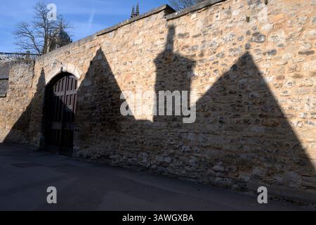 Portes et ombres sur un mur au Christ Church College, Oxford. Fondé en 1546 par le roi Henri VIII, ce collège ancien et respecté est une fondation commune unique de l'université et de la cathédrale du diocèse d'Oxford, Christ Church Cathedral, qui sert également de chapelle du collège et dont le doyen est également le directeur du collège. Ce grand collège opulent reste l'un des plus anciens, des plus riches et des plus aristocratiques des collèges universitaires d'Oxford. Banque D'Images