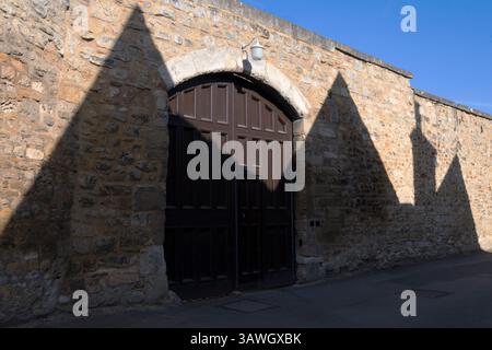 Portes et ombres sur un mur au Christ Church College, Oxford. Fondé en 1546 par le roi Henri VIII, ce collège ancien et respecté est une fondation commune unique de l'université et de la cathédrale du diocèse d'Oxford, Christ Church Cathedral, qui sert également de chapelle du collège et dont le doyen est également le directeur du collège. Ce grand collège opulent reste l'un des plus anciens, des plus riches et des plus aristocratiques des collèges universitaires d'Oxford. Banque D'Images