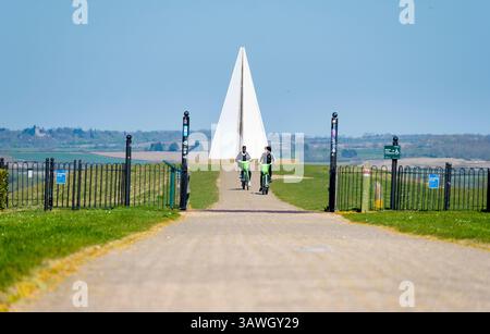 Les garçons s'éloignent de la pyramide légère de Milton Keynes. Cette œuvre d'art public se trouve au sommet du monticule ou belvédère, le point culminant du parc, où elle agit comme un phare à des kilomètres autour. Il a été allumé pour la première fois pour le jubilé de diamant de la Reine ElizabethÕs en 2012 et est toujours utilisé pour commémorer des événements locaux et nationaux spéciaux. Fondée dans les années 1960, Milton Keynes dans le Buckinghamshire était l'une des « nouvelles villes » du Royaume-Uni de cette époque. Souvent ridiculisé pour son architecture moderne terne, ses myriades de ronds-points et ses vaches en béton notoires, c'est en fait un endroit plutôt agréable à vivre, rempli de nombreux parcs, promenades Banque D'Images