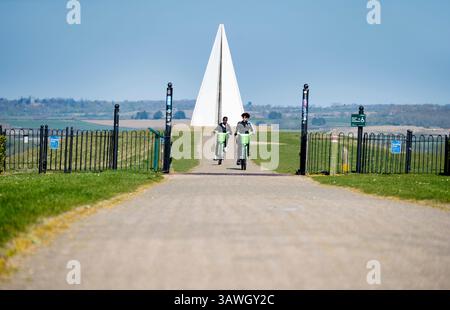 Les garçons s'éloignent de la pyramide légère de Milton Keynes. Cette œuvre d'art public se trouve au sommet du monticule ou belvédère, le point culminant du parc, où elle agit comme un phare à des kilomètres autour. Il a été allumé pour la première fois pour le jubilé de diamant de la Reine ElizabethÕs en 2012 et est toujours utilisé pour commémorer des événements locaux et nationaux spéciaux. Fondée dans les années 1960, Milton Keynes dans le Buckinghamshire était l'une des « nouvelles villes » du Royaume-Uni de cette époque. Souvent ridiculisé pour son architecture moderne terne, ses myriades de ronds-points et ses vaches en béton notoires, c'est en fait un endroit plutôt agréable à vivre, rempli de nombreux parcs, promenades Banque D'Images