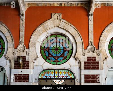 Vitrail géométrique à l'intérieur de la gare Sirkeci, terminus historique du légendaire Orient Express, situé dans le quartier de Fatih à Istanbul Banque D'Images