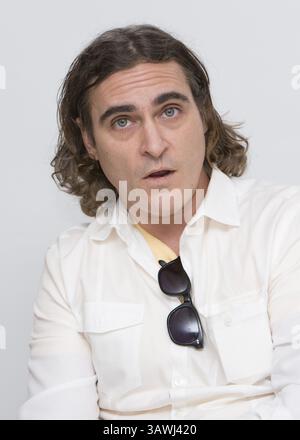 18 novembre 2013 - Hollywood, Californie, États-Unis - JOAQUIN PHOENIX fait la promotion de 'HER'. Joaquin Rafael Phoenix (né Joaquin Rafael Bottom le 28 octobre 1974), anciennement Leaf Phoenix, est un acteur, producteur, réalisateur de vidéoclips, musicien et activiste américain. Pour son travail d'artiste, Phoenix a reçu un Grammy Award, un Golden Globe Award et trois nominations aux Oscars. À venir : Far Bright Star (2018), The Sisters Brothers (2018), You Were Never Really Here (2017), Mary Magdalene (2017), Don't Worry, He Won't Get Far on Foot (2016), Irrational Man (2015), Inherent Vice (2014). (CRED Banque D'Images