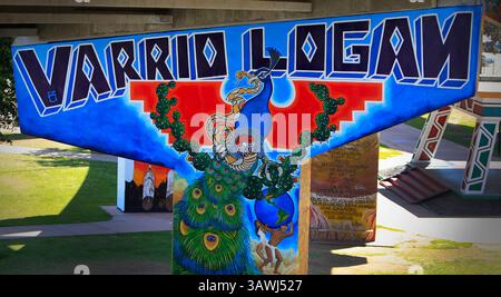18 juin 2013 - San Diego, Californie, États-Unis d'Amérique - 23 avril 2013-SAN DEIGO, CA| Chicano Park in Barrio Logan avec toutes ses peintures murales majestueuses n'est pas sans problèmes. Graffiti a profané des œuvres d'art sur le pont piétonnier reliant le parc et Kearney Avenue qui a été en partie peint par des élèves de l'école locale en 1994, lorsque le pont a fait ses débuts au-dessus de l'Interstate 5. Connu sous plusieurs noms - ''Southgate'', ''Los Portales de Chicano Park'', ''El Portal de la Historia'' - le projet était beaucoup de choses : murale, expression de la fierté communautaire, salutation aux navetteurs. |U-T San Diego photo par How Banque D'Images