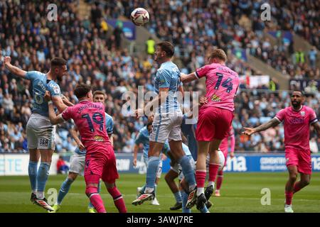 Liam Kitching de Coventry City est en tête du ballon lors du match de championnat EFL entre Coventry City et West Bromwich Albion Banque D'Images