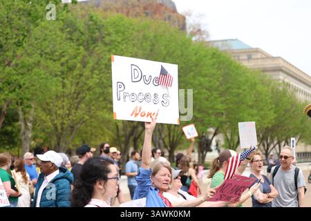 Washington, États-Unis. 19 avril 2025. Les manifestants se rassemblent lors d'un rassemblement devant la Maison Blanche à Washington, DC, États-Unis, le 19 avril 2025. Samedi, des milliers de manifestants sont descendus dans les rues de différentes villes des États-Unis dans le cadre de ce que les manifestants ont décrit comme faisant partie d'une « Journée nationale d'action » contre les politiques du président Donald Trump et les menaces perçues contre la démocratie. Crédit : HU Yousong/Xinhua/Alamy Live News Banque D'Images