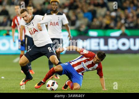 29 juillet 2016 - Melbourne, Victoria, Australie - VINCENT Janssen (9) de Tottenham Hotspur et STEFAN SAVIC (15) de AtlÃ©tico de Madrid concourent pour le troisième match de la Coupe internationale des Champions 2016 entre Tottenham Hotspur et AtlÃ©tico de Madrid au Melbourne Cricket Ground le 29 juillet 2016 à Melbourne, Australie. (Crédit image : © Sydney Low via ZUMA Wire) Banque D'Images