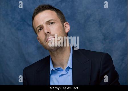 29 septembre 2007 - Hollywood, Californie, États-Unis - le réalisateur BEN AFFLECK a promu "Gone Baby Gone". Benjamin Geza Affleck-Boldt (né le 15 août 1972), mieux connu sous le nom de Ben Affleck, est un acteur et réalisateur américain. Il a commencé sa carrière en tant qu'acteur enfant, jouant dans la série éducative PBS The voyage of the Mimi (1984, 1988). Il est apparu plus tard dans la comédie Dazed and Confused (1993), des films comme Chasing Amy (1997) et Dogma (1999). Affleck a gagné la renommée quand lui et son ami d'enfance M. Damon ont remporté le Golden Globe and Academy Award du meilleur scénario original pour Good Will Hunt Banque D'Images