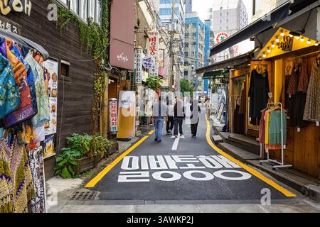 Zone commerçante dans le quartier Itaewon-dong célèbre quartier commercial à Séoul Corée du Sud Banque D'Images