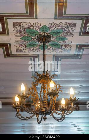 Un vieux lustre est suspendu au plafond d'un manoir philippin traditionnel à Malabon, aux Philippines, mettant en valeur l'élégance coloniale et l'intérieur vintage Banque D'Images