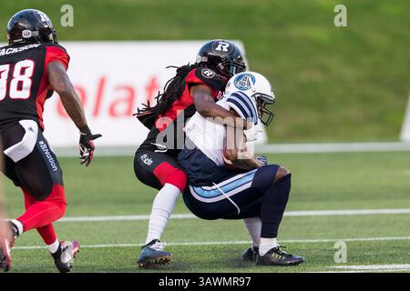 31 juillet 2016 : le dos défensif des Redblacks d'Ottawa Abdul Kanneh (14 ans) affronte le receveur des Argonauts de Toronto Kenny Shaw (8 ans) lors du match entre les Argonauts de Toronto et les Redblacks d'Ottawa à la TD place à Ottawa, ONTARIO, Canada. Daniel Lea/CSM(image de crédit : &copy ; Daniel Lea/Cal Sport Media via ZUMA Wire) Banque D'Images